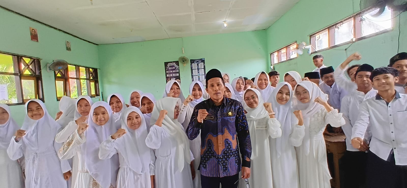 Penyuluh Agama Islam Tuban Goes to School Bekali Siswa MTsN 1 Tuban Praktik Salat Makmum Masbuk