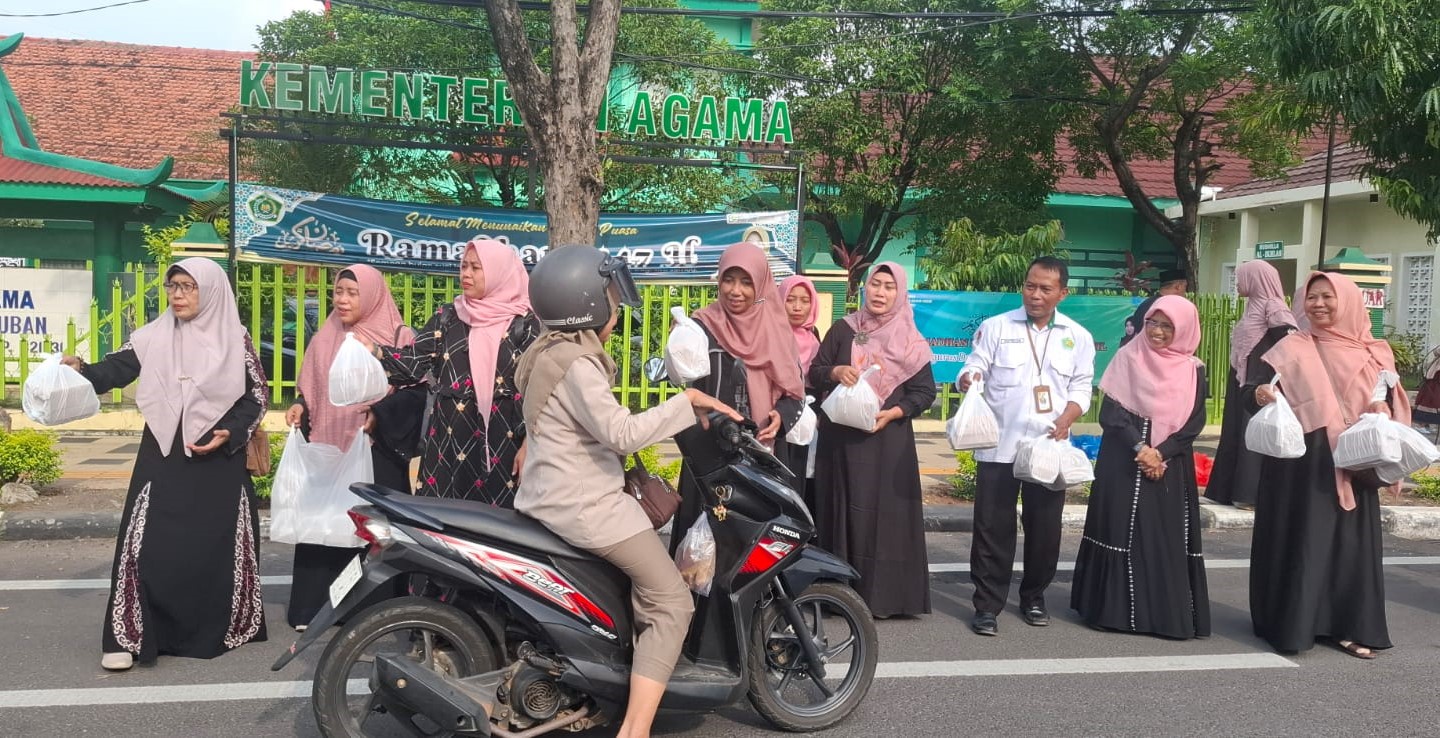 Ramadhan Mubarak Tebar Kebaikan, PD BKMT Tuban Bagikan Ratusan Paket Takjil